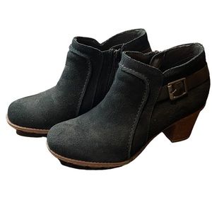 Clarks Women’s Black Nubuck Side zip ankle booties